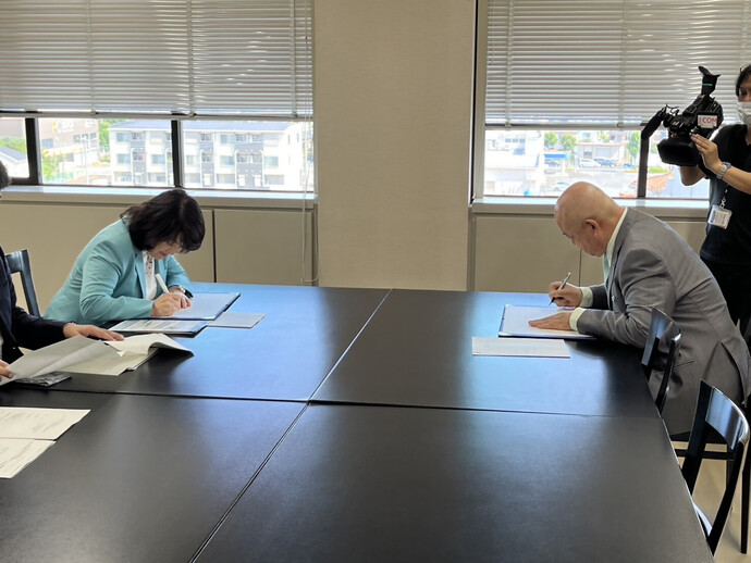 写真：東大和市と株式会社尾崎商店とのカーボンニュートラルLPガスの供給に係る協定締結式