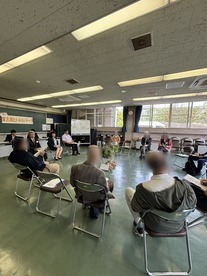 車座になり、意見交換を行う、イベント会場の様子