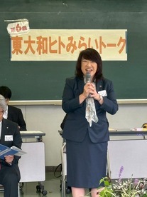 東大和ヒトみらいトークの冒頭において、市長が挨拶をしている様子