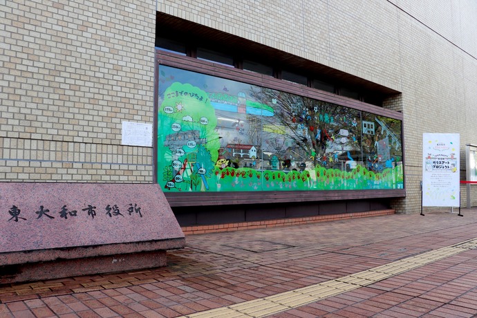 東大和市役所正面玄関から見た写真
