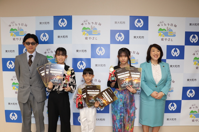 写真：InⅮaHouseの皆さんと和地市長