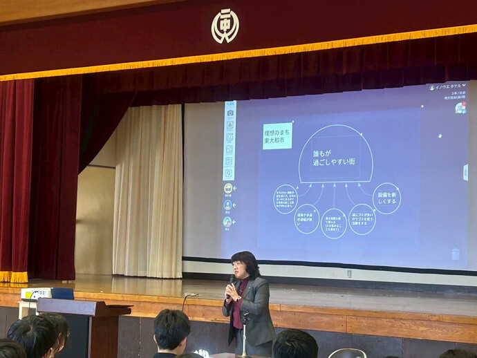 写真：生徒の皆さんへお話しする和地市長