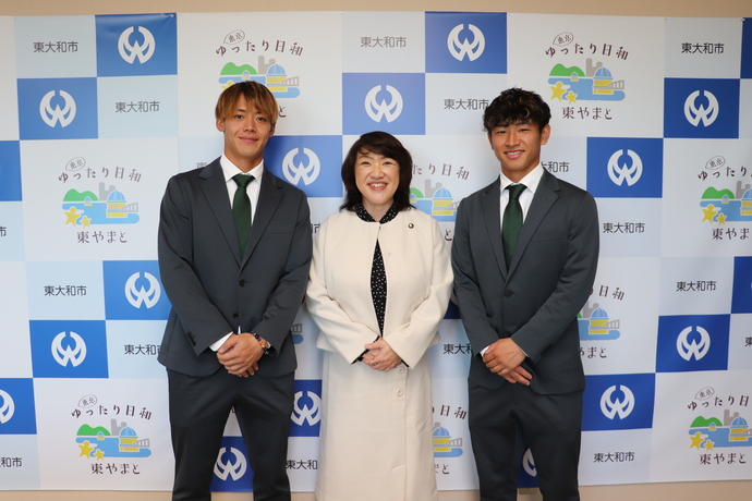 写真：山田選手と吉田選手と和地市長