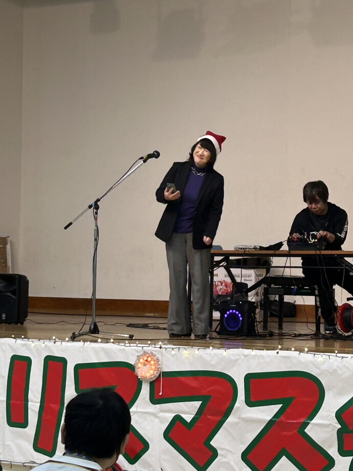 写真：歌う和地市長