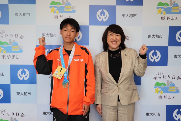 写真：根本さんと和地市長