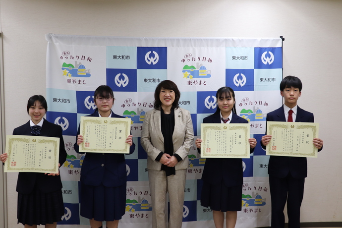 写真：受賞された中学生の皆さんと和地市長