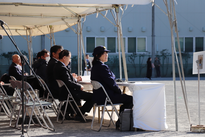 写真：出初式の様子を見る和地市長