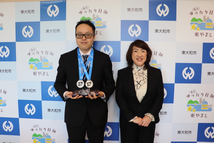 写真：高井さんと和地市長