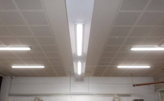 教室に設置したLED照明の写真です