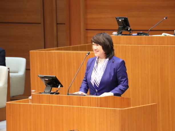 写真：市長施政方針を述べる和地市長