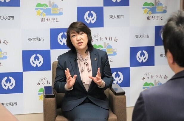写真：日経CNBCより取材を受ける和地市長