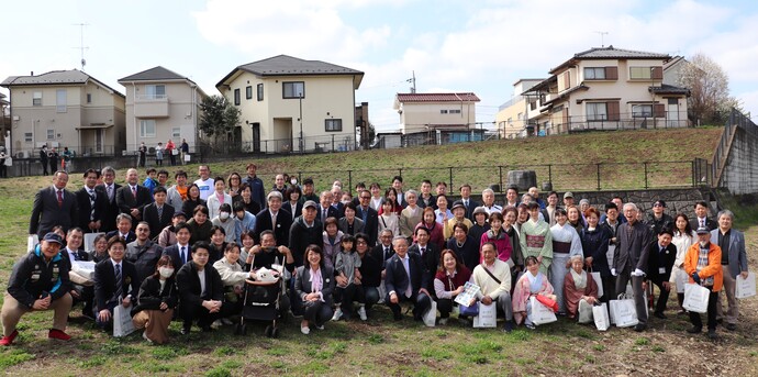 写真：植樹式にご参加いただいた皆様と和地市長