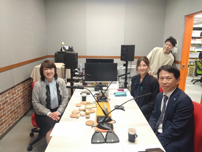 写真：髙木聡社長、エフエムラジオの皆様と和地市長