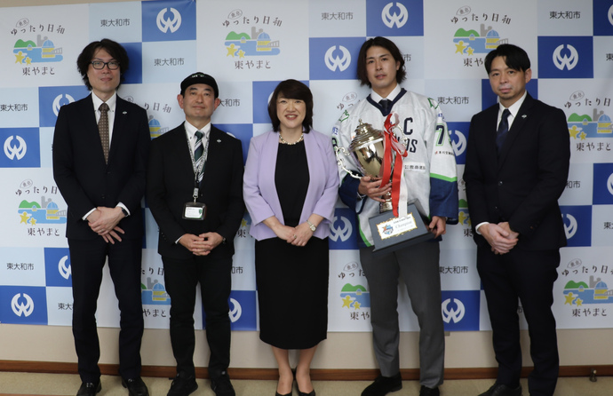 写真：東京ワイルズの皆様と和地市長