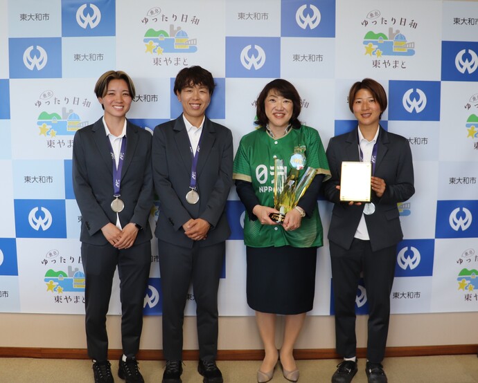 写真:ベレーザの選手と和地市長