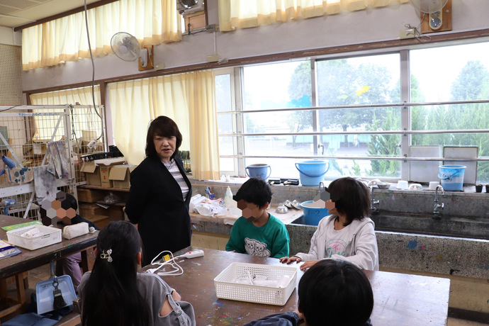 写真:サステナッジ教育を受けている小学生と和地市長