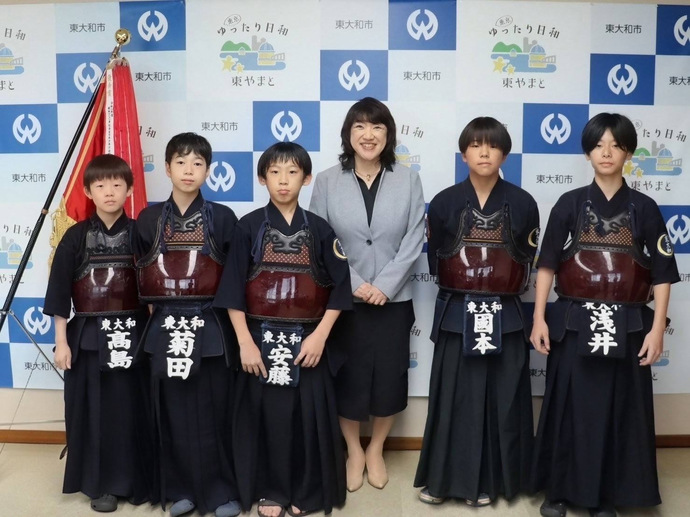 写真：東大和警察署少年剣道部Aの皆さんと和地市長